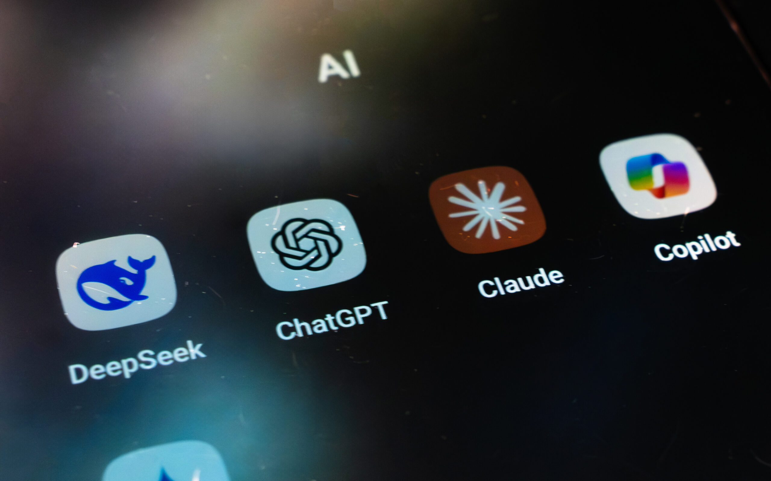 claude-in-the-google-cloud-while-openai-tops-400m-users:-ai-news-roundup